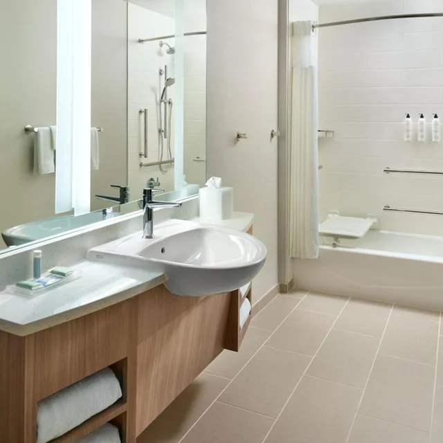 جناح بسرير كينج مع سرير سحّاب إضافي مع أريكة لذوي الإعاقة، SpringHill Suites by Marriott Arlington TN 4/5