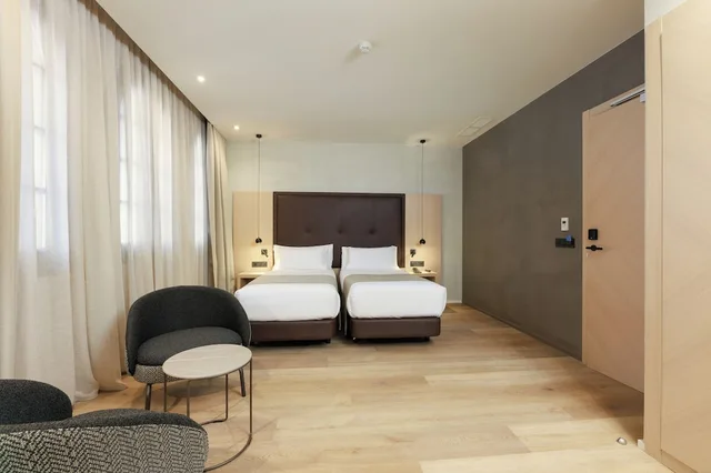 غرفة سوبيريور ثلاثية بسريرين منفصلين مع أريكة، Gran Hotel Barcino 5/10