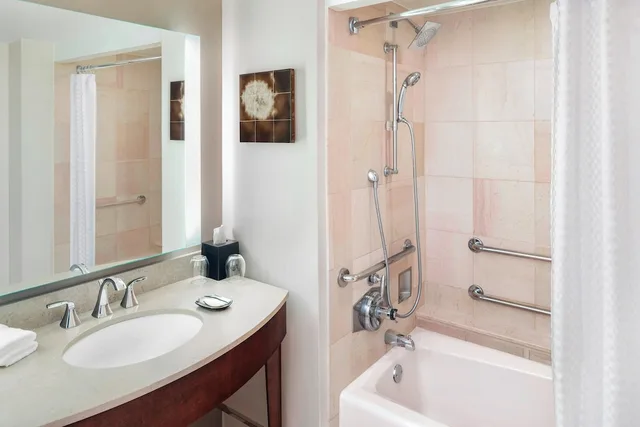 غرفة بسرير كينج بإطلالة على المدينة مع أريكة، The Westin Buckhead 5/7