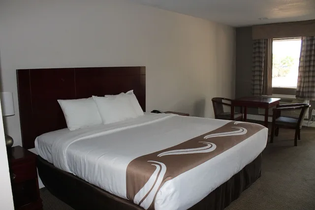 غرفة قياسية بسرير كينج مع أريكة، Quality Inn and Suites Port Arthur Nederland 2/5