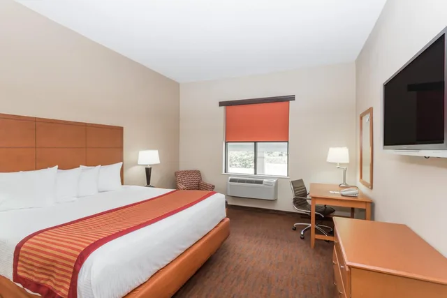 Room, King Bed, Accessible, Baymont by Wyndham Savannah/Garden City 2/5