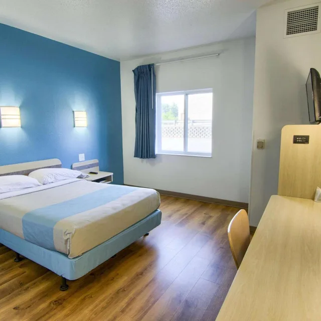 1 Full Bed - ADA/Tub/Mini Fridge, Motel6 Portsmouth, NH 2/10