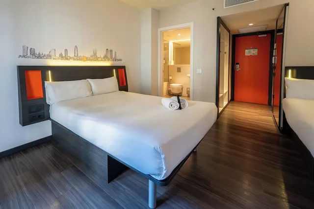 غرفة قياسية رباعية بسرير مزدوج وسريرين منفصلين، easyHotel Barcelona Fira 2/10