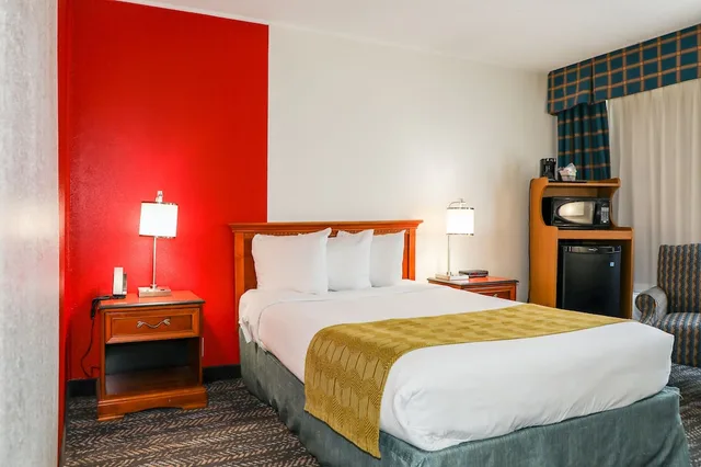 غرفة بسرير مزدوج، Ramada By Wyndham Cumberland Downtown 3/6
