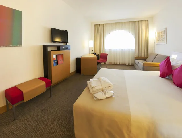 غرفة سوبيريور بسريرين منفصلين مع أريكة، Novotel Tunis 6/8