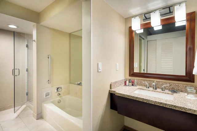 جناح بسرير كينج لذوي الإعاقة، Marriott Newport Beach Bayview 2/4