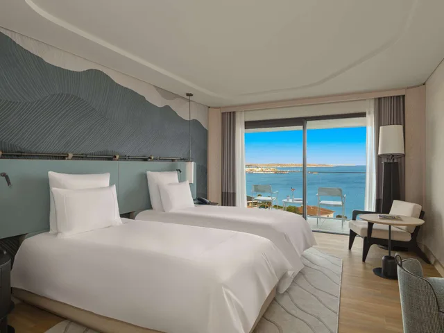 غرفة بسريرين منفصلين بإطلالة على البحر، Swissotel Resort and Spa Cesme 1/4