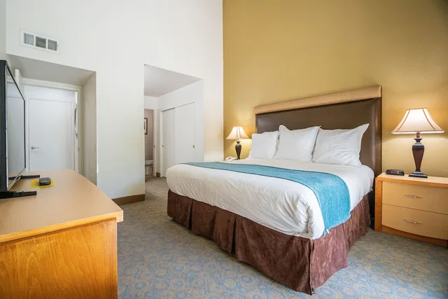 2 Bedrooms, King and Twin Beds, Sofa, Kitchen, Desert Breezes Resort 4/10