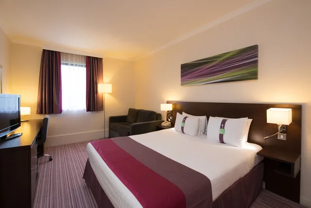 غرفة قياسية بسرير كوين مع أريكة، Holiday Inn Leamington Spa - Warwick, an IHG Hotel 3/8