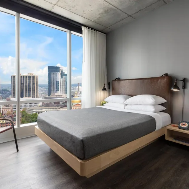 Room, Queen Bed, City View, Central Strip Strip View, Accessible، Moxy Boston Downtown 2/10