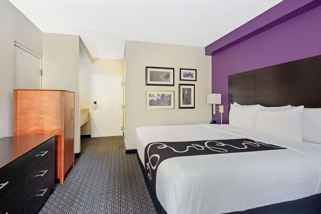 غرفة بسرير كينج، La Quinta Inn & Suites by Wyndham Miami Airport East 1/6