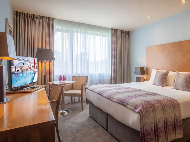 جناح عائلي، The Connacht Hotel 1/2