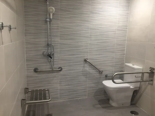 شقة بسرير كوين وسريرين منفصلين مع أريكة في الطابق الأرضي لذوي الإعاقة، Sur Suites La Dorada 1/2