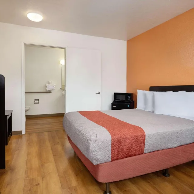 غرفة بسرير مزدوج لذوي الإعاقة، Motel6 Camarillo, CA 4/10