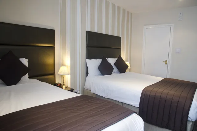 غرفة قياسية ثلاثية بسرير بطابقين وسرير فردي، BRIGHTON HOTEL(FORMERLY BEST WESTERN BRIGHTON) 1/10