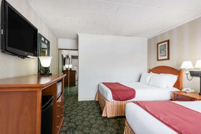 Room, 2 Double Beds, Exterior Entrance، Ramada by Wyndham State College Hotel & Conference Center 3/10