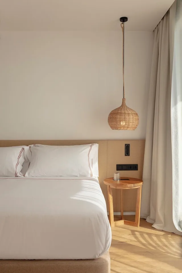 غرفة فاخرة بسرير كوين بشرفة بإطلالة جزئية على البحر، Elisabeth by the Sea Hotel 3/4
