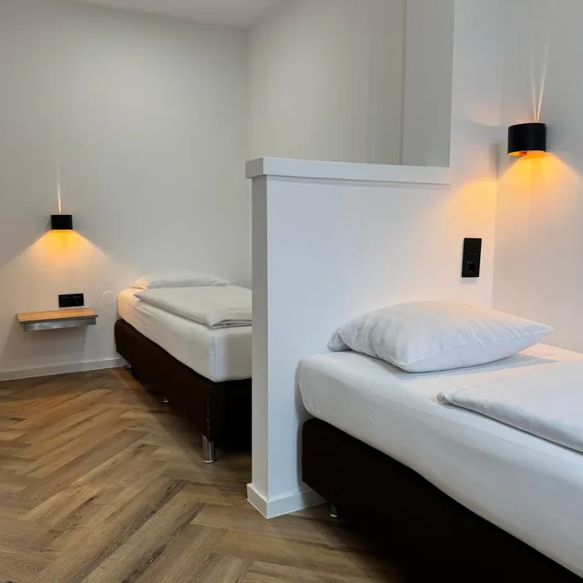 غرفة رباعية، Hotel Port 9/10