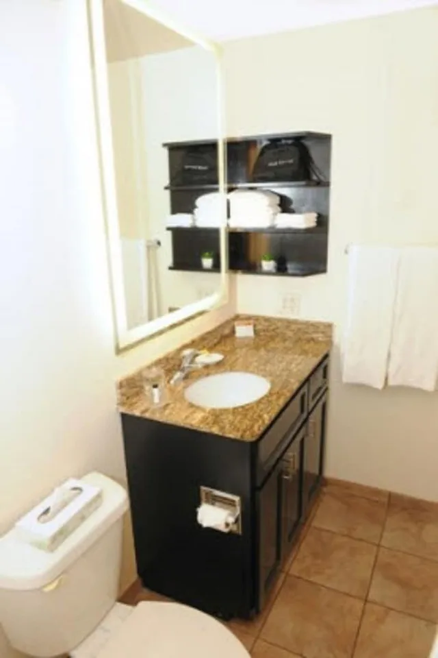 جناح بسرير كوين بغرفة نوم واحدة مع أريكة، Candlewood Suites Santa Maria 5/5