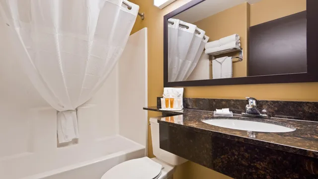 جناح استوديو بسرير كوين بحوض استحمام لذوي الإعاقة، Microtel Inn and Suites By Wyndham Round Rock 6/7
