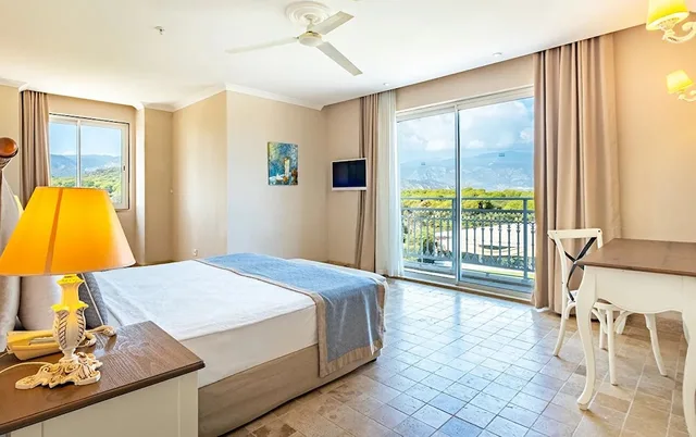 غرفة قياسية بسرير مزدوج بإطلالة جزئية على البحر مع أريكة، Andriake Beach Club Hotel 2/3