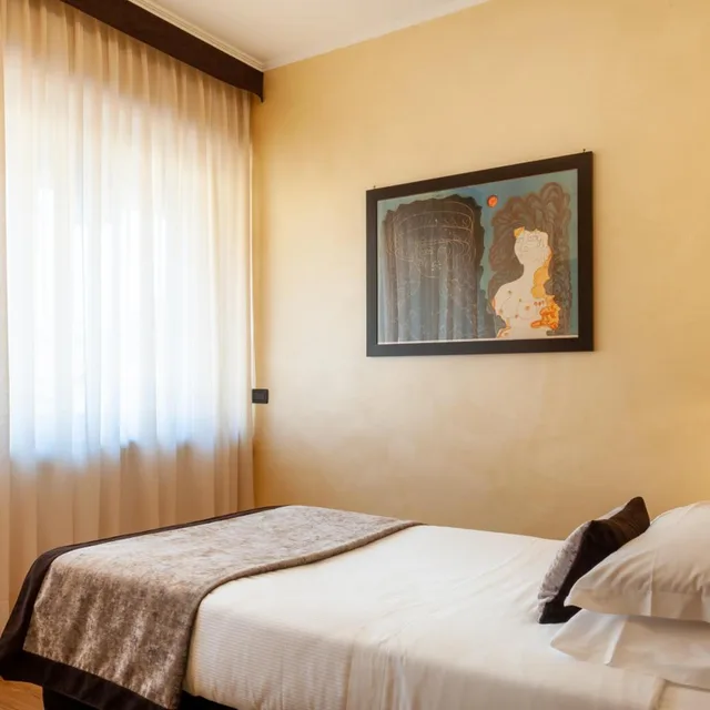 غرفة مفردة، Augustus Hotel 1/5