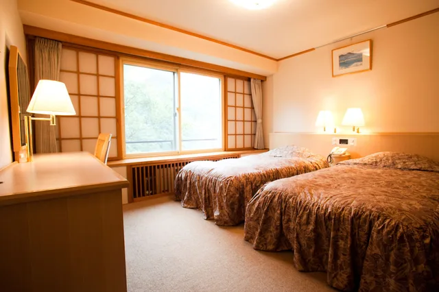 غرفة يابانية غربية بسريرين منفصلين وفرشتي فوتون، Hotel Shiga Sunvalley 1/2