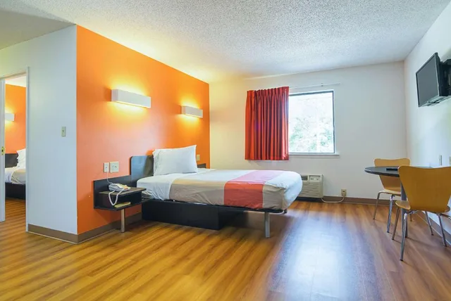 غرفة بسرير كوين لغير المدخنين بمطبخ، Motel6 Jonesboro, GA 4/10