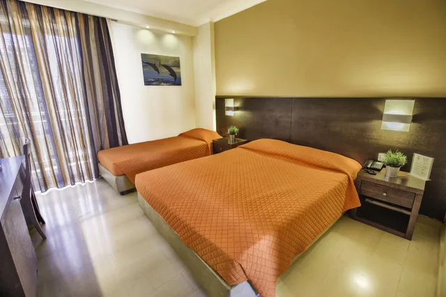 غرفة قياسية ثلاثية بشرفة، Sofia Hotel 1/2