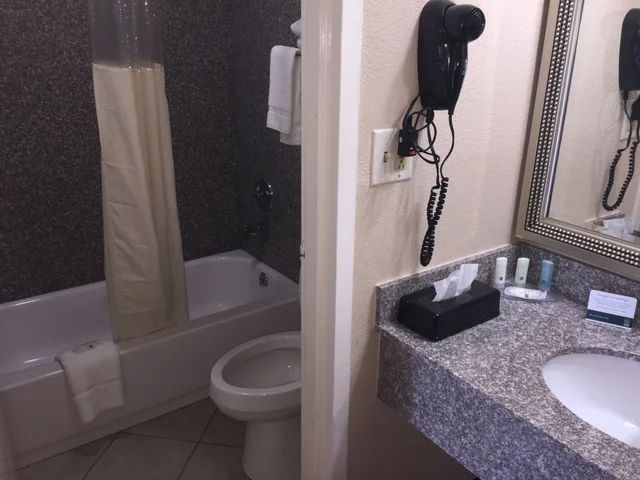 غرفة قياسية بسرير كينج، Quality Inn and Suites University Area NC 6/6