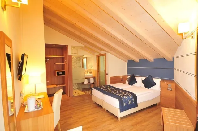 Romantic, Queen Bed, Hotel B&B Bondi 1/2