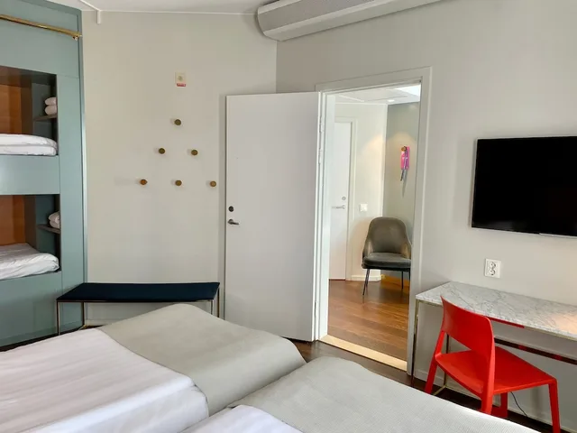 غرفة عائلية بسريرين منفصلين وسرير بطابقين مع أريكة، Quality Globe Hotel 3/6