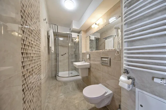 Deluxe, Queen Bed, Gromada Hotel Warsaw Center 3/3