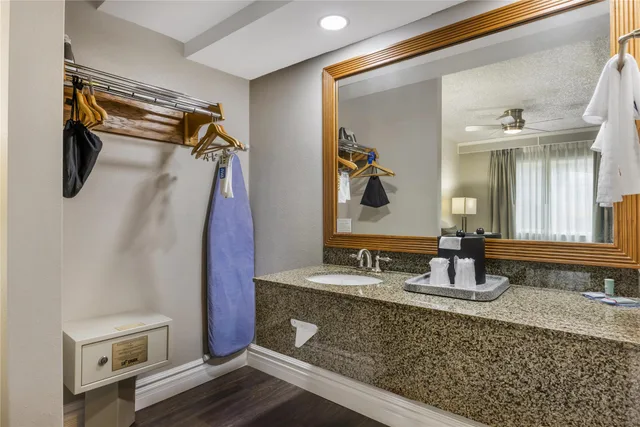 Room, Queen Bed, Best Western Pier Point Inn 7/7