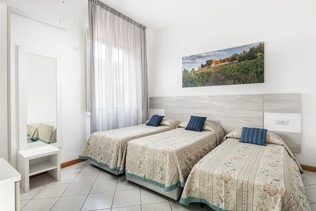 غرفة اقتصادية ثلاثية بثلاثة أسرّة، Hotel Minerva 4/10