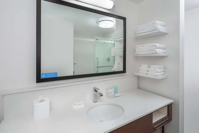 Room, King Bed, Water View، Hampton Inn and Suites San Diego Airport Liberty Station 4/4