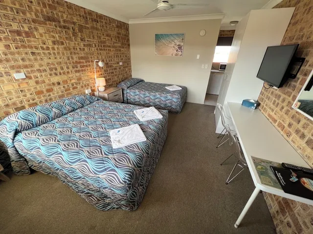 غرفة ثلاثية بسرير كوين وسرير فردي، Golden Beach Motor Inn 2/3