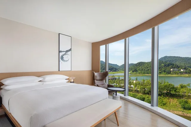 جناح غراند ديلوكس بسرير كينج بإطلالة على البحيرة بغرفة نوم واحدة، Fairfield by Marriott Changsha Yuelu 2/3