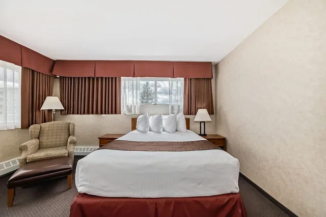 غرفة عائلية بسريرين كوين بمطبخ صغير، Stony Plain Inn & Suites 1/5