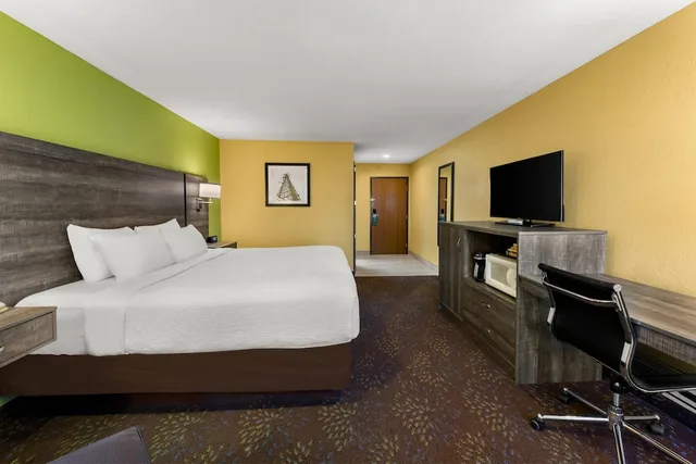 غرفة قياسية بسرير كينج، Quality Inn Warrensburg, MO 1/6