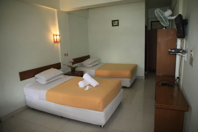 غرفة بانورامية رباعية بسريرين منفصلين بإطلالة على البحيرة بحمام خاص مع أريكة، Pandu Lakeside Hotel Parapat - Toba Lake 2/3