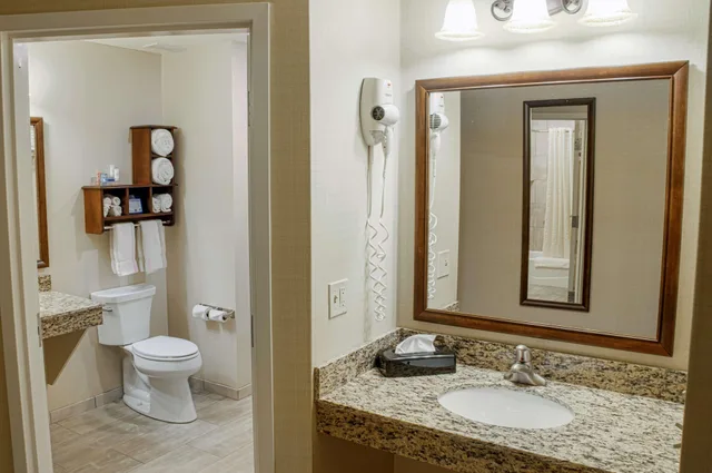 Suite, 2 Queen Beds, The Inn at Lewisburg, BW Signature Collection 4/6