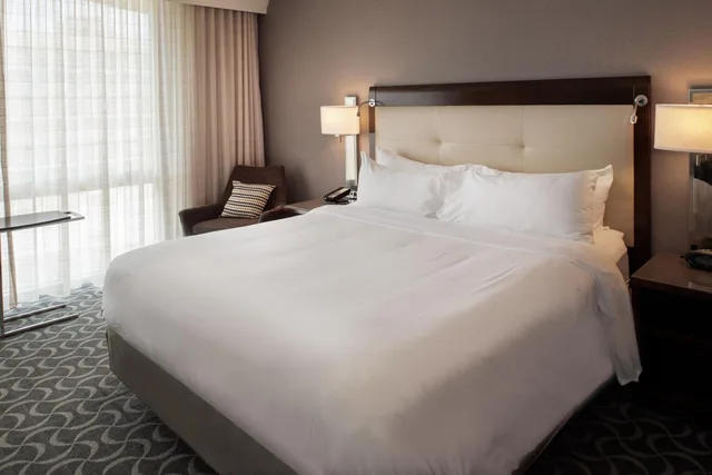 غرفة قياسية بسرير كينج، Marriott St. Louis Airport 6/10