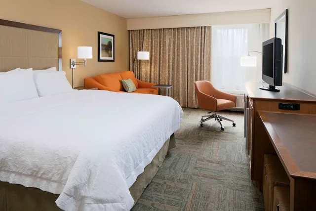 غرفة بسرير كينج مع أريكة لذوي الإعاقة، Hampton Inn Kansas City/Shawnee Mission 2/10