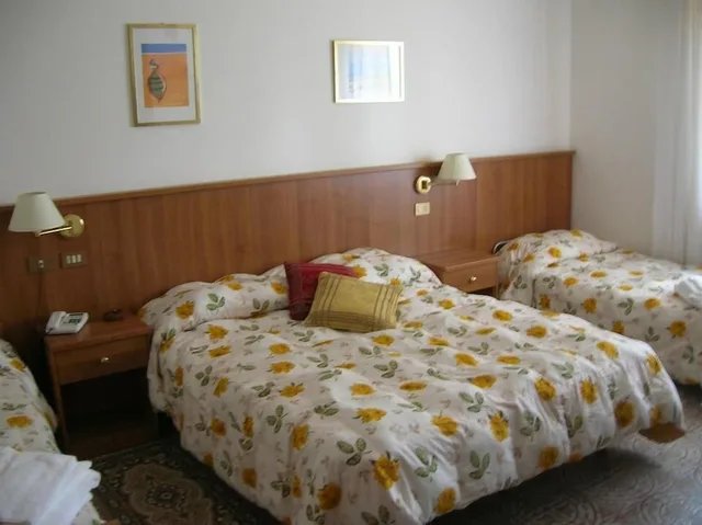 غرفة رباعية بسرير مزدوج وسريرين منفصلين، Hotel Rosati 2/3