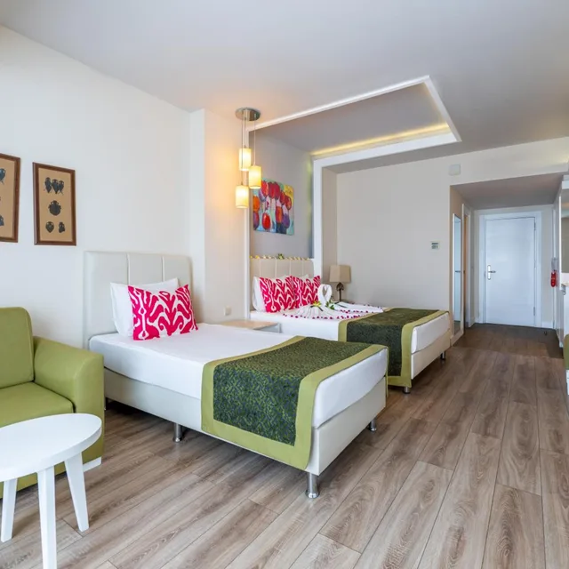 غرفة ثلاثية بسرير فردي بإطلالة على البحر، Orange County Alanya 2/4