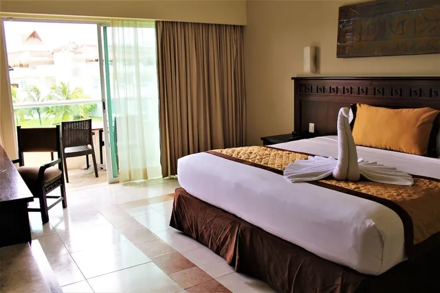 Emerald, Suite, King Bed, Jetted Tub، Bluebay Grand Esmeralda All Inclusive 1/7