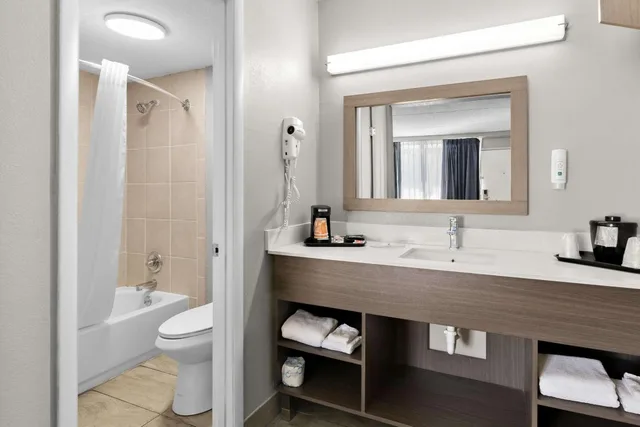 غرفة بسرير كينج للمدخنين، Quality Inn Nashville - Opryland Area 3/4