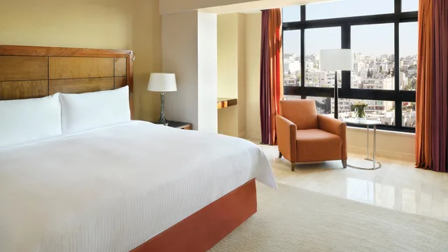 غرفة ديلوكس بسرير كينج بإطلالة على المدينة، InterContinental Amman (Jordan) 2/2