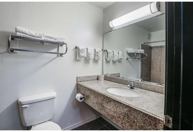 غرفة بسرير كينج لغير المدخنين، Motel6 Pasadena, TX 6/6